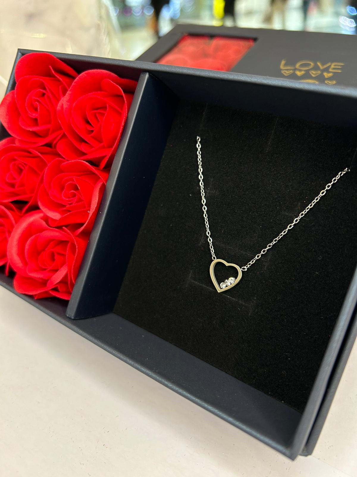 Box surprise : 6 Roses éternelles de savon avec bijoux personnalisable