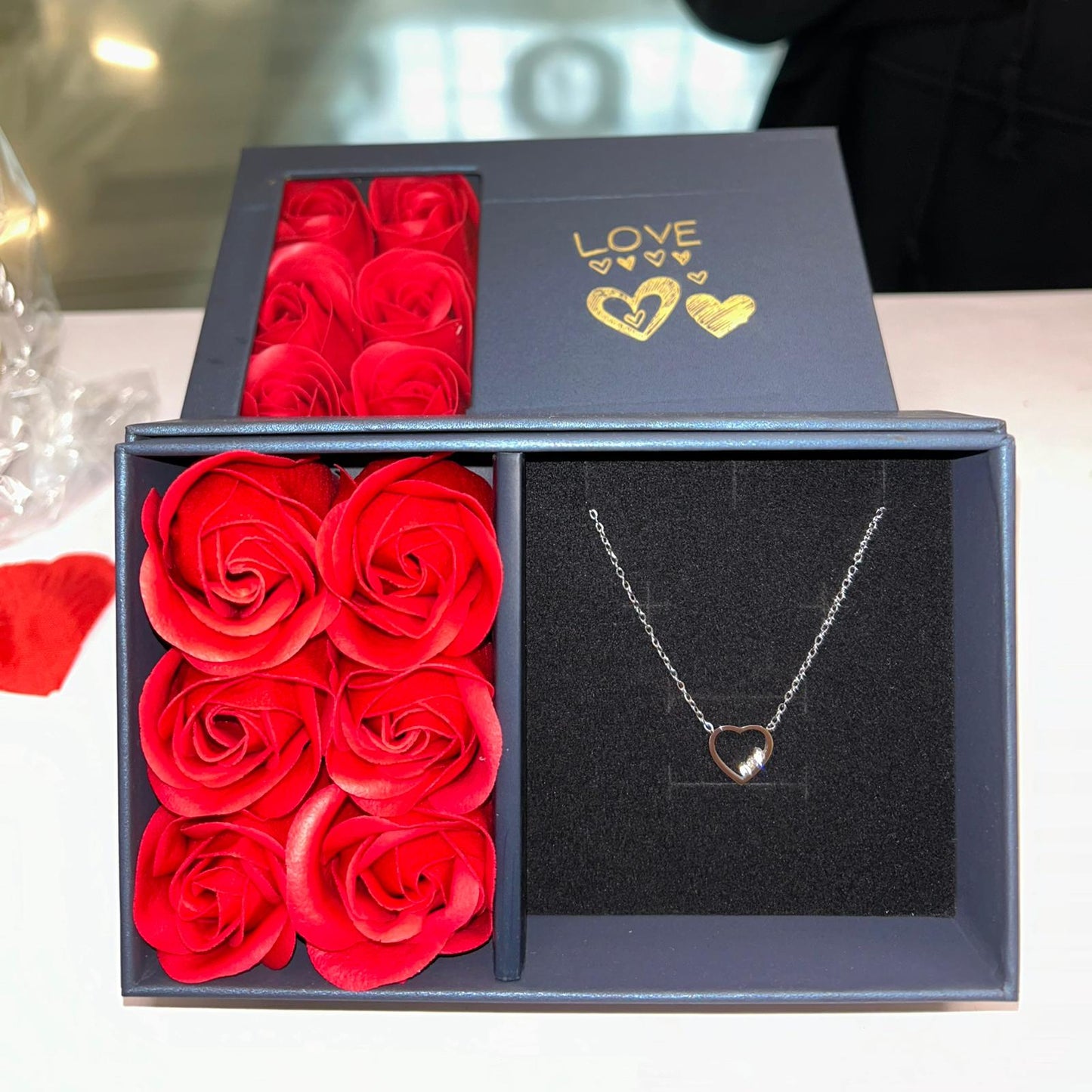 Box surprise : 6 Roses éternelles de savon avec bijoux personnalisable